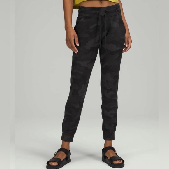 lululemon athletica Pants - lululemon athletica Black Camo Jogger Pants Size 20